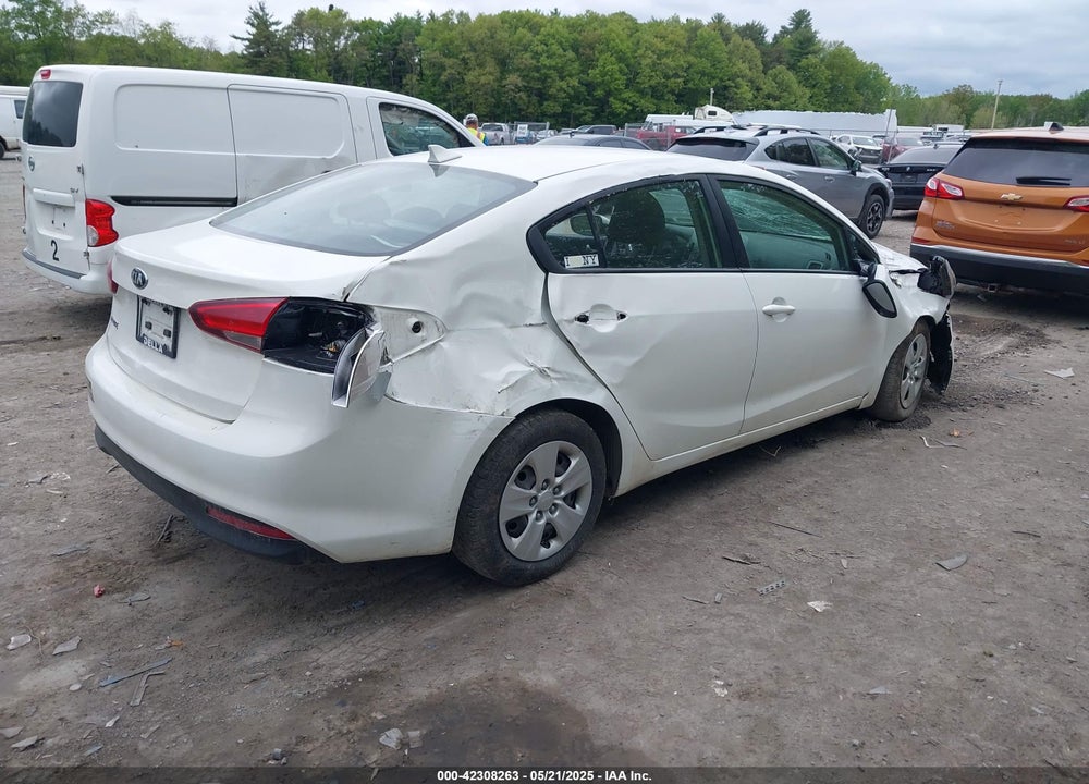 2018 KIA FORTE VIN: 3KPFK4A72JE275904