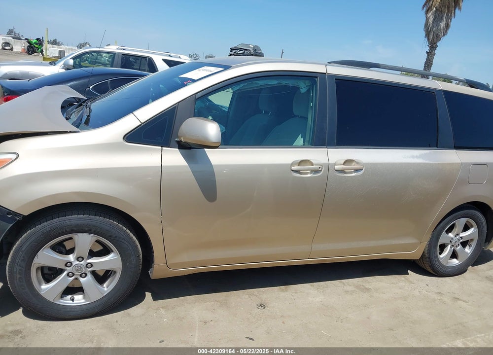 2013 TOYOTA SIENNA LE V6 7 PASSENGER AUTO ACCESS SEAT/LE V6 8 PASSENGER VIN: 5TDKK3DC5DS317042