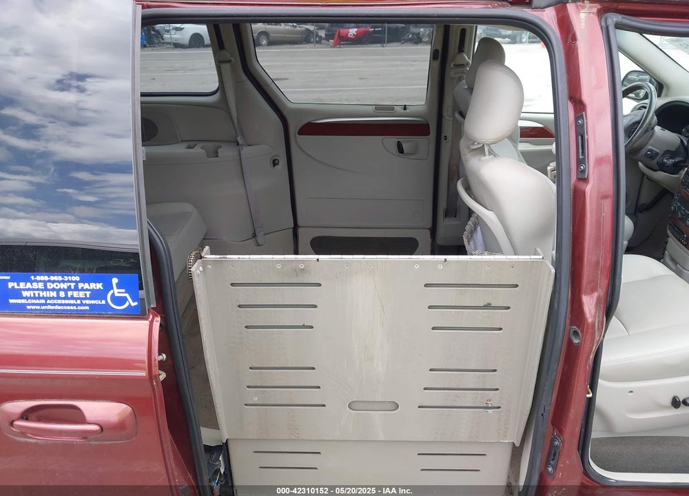 2007 CHRYSLER TOWN & COUNTRY VIN: 2A4GP64LX7R137104