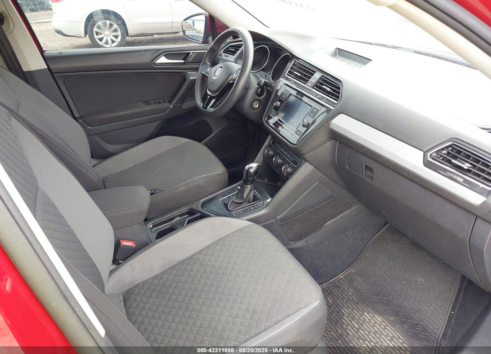 2018 VOLKSWAGEN TIGUAN VIN: 3VV1B7AX3JM045193