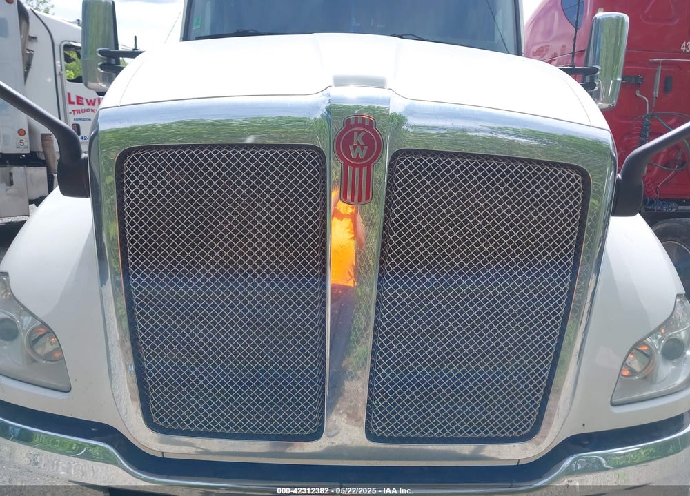 2017 KENWORTH T680 VIN: 1XKYDP9XXHJ161370