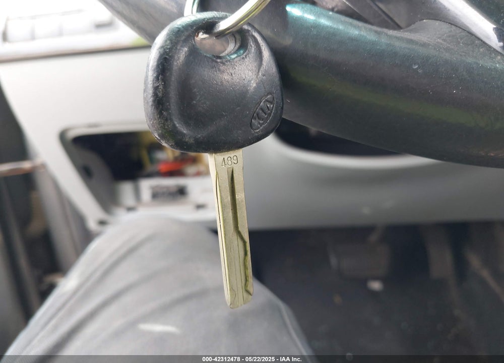2011 KIA SORENTO LX V6 VIN: 5XYKT4A25BG120199