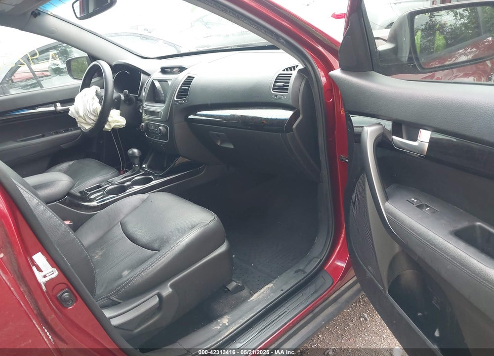 2014 KIA SORENTO LX VIN: 5XYKT3A69EG538184