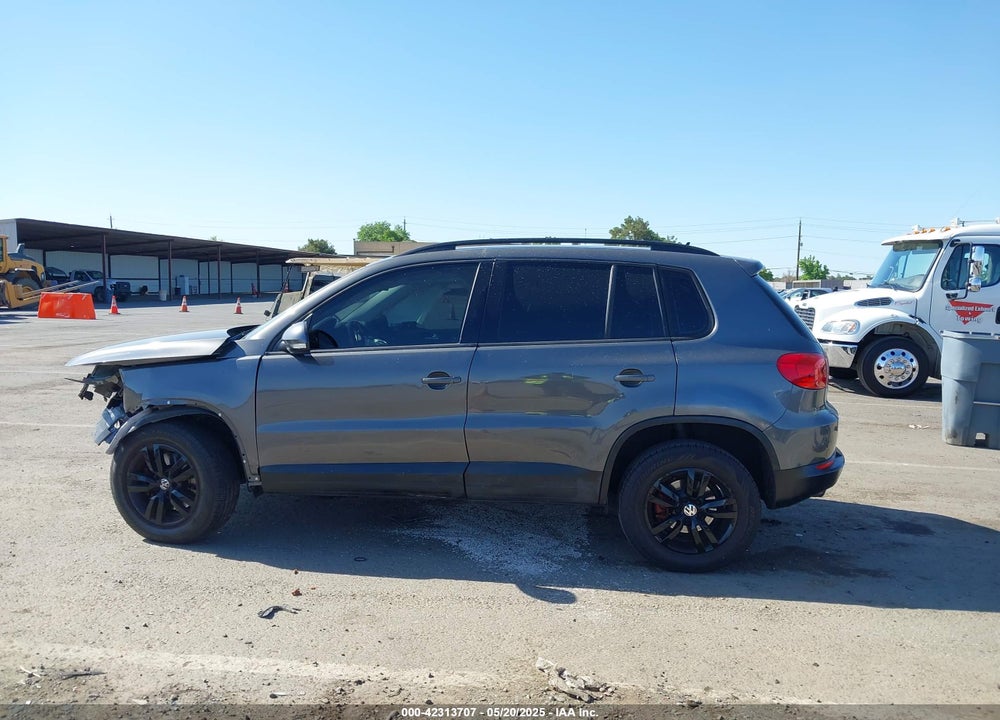 2016 VOLKSWAGEN TIGUAN VIN: WVGAV7AX1GW537635