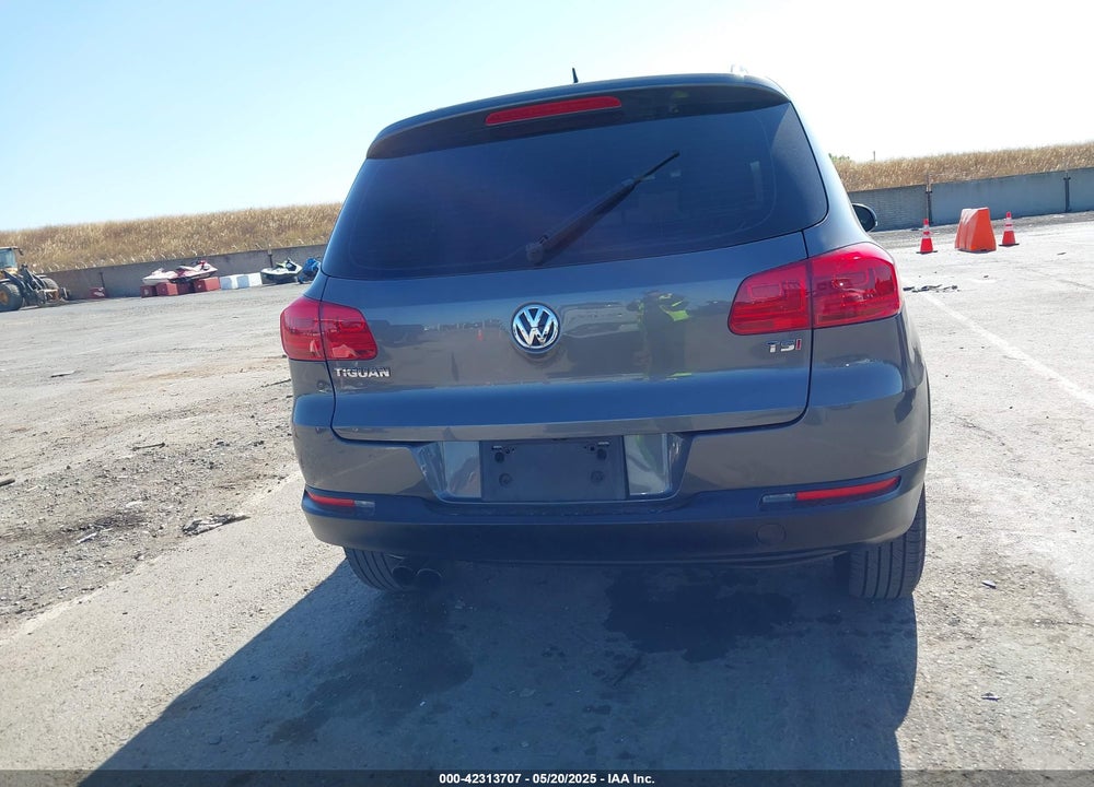2016 VOLKSWAGEN TIGUAN VIN: WVGAV7AX1GW537635