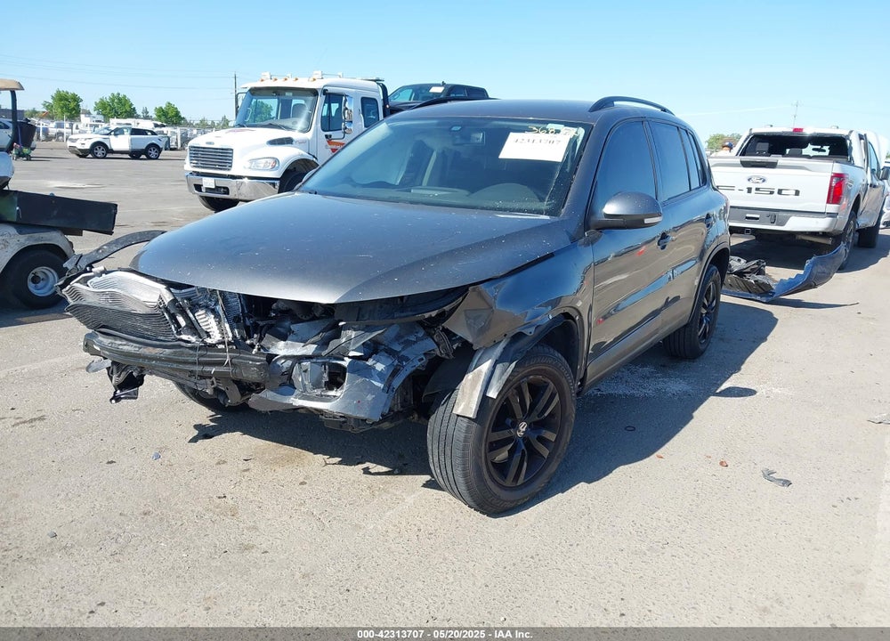 2016 VOLKSWAGEN TIGUAN VIN: WVGAV7AX1GW537635