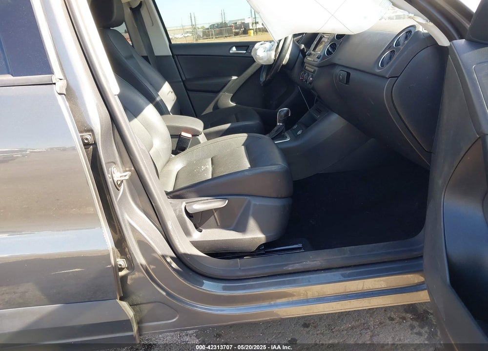 2016 VOLKSWAGEN TIGUAN VIN: WVGAV7AX1GW537635
