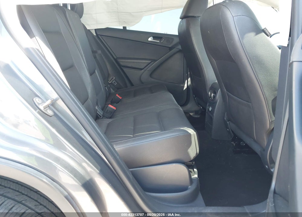 2016 VOLKSWAGEN TIGUAN VIN: WVGAV7AX1GW537635