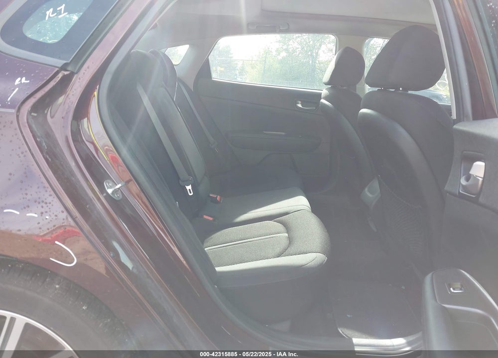 2019 KIA OPTIMA VIN: 5XXGT4L38KG300261