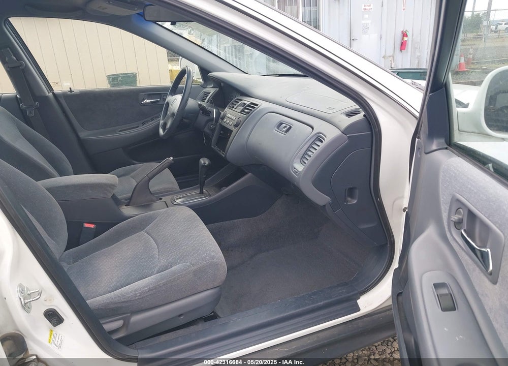 2001 HONDA ACCORD 2.3 LX VIN: 1HGCG564X1A030474