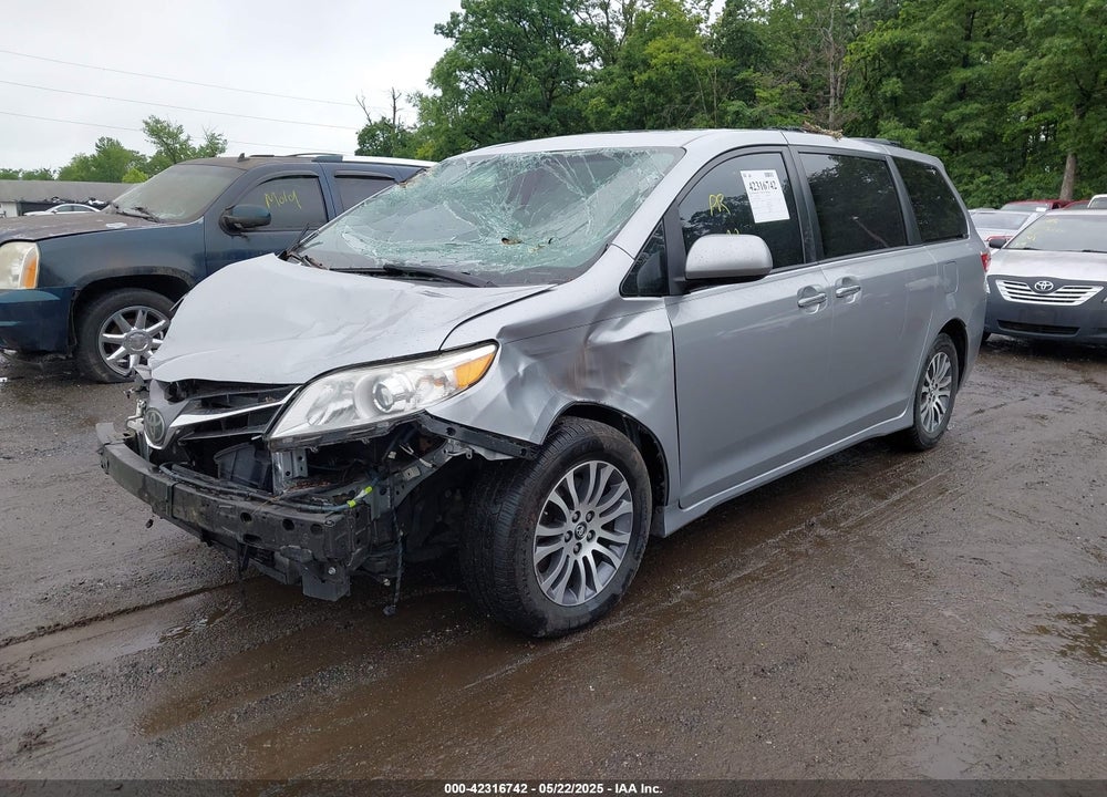 2018 TOYOTA SIENNA XLE 8 PASSENGER VIN: 5TDYZ3DC2JS940989