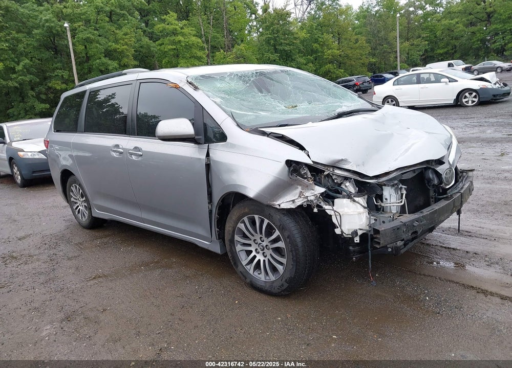2018 TOYOTA SIENNA XLE 8 PASSENGER VIN: 5TDYZ3DC2JS940989
