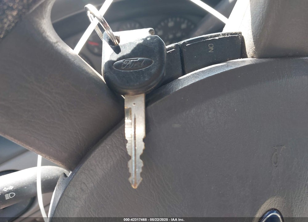 2005 FORD TAURUS SE VIN: 1FAFP53255A135319