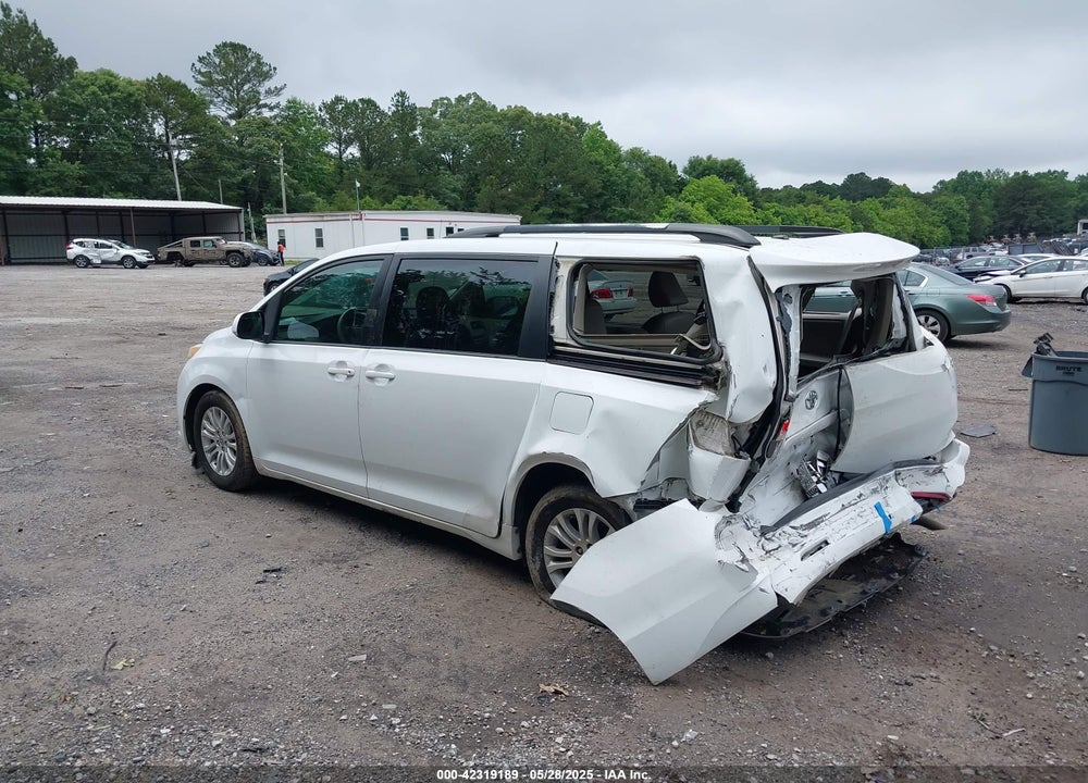 2014 TOYOTA SIENNA XLE V6 8 PASSENGER VIN: 5TDYK3DC3ES442911