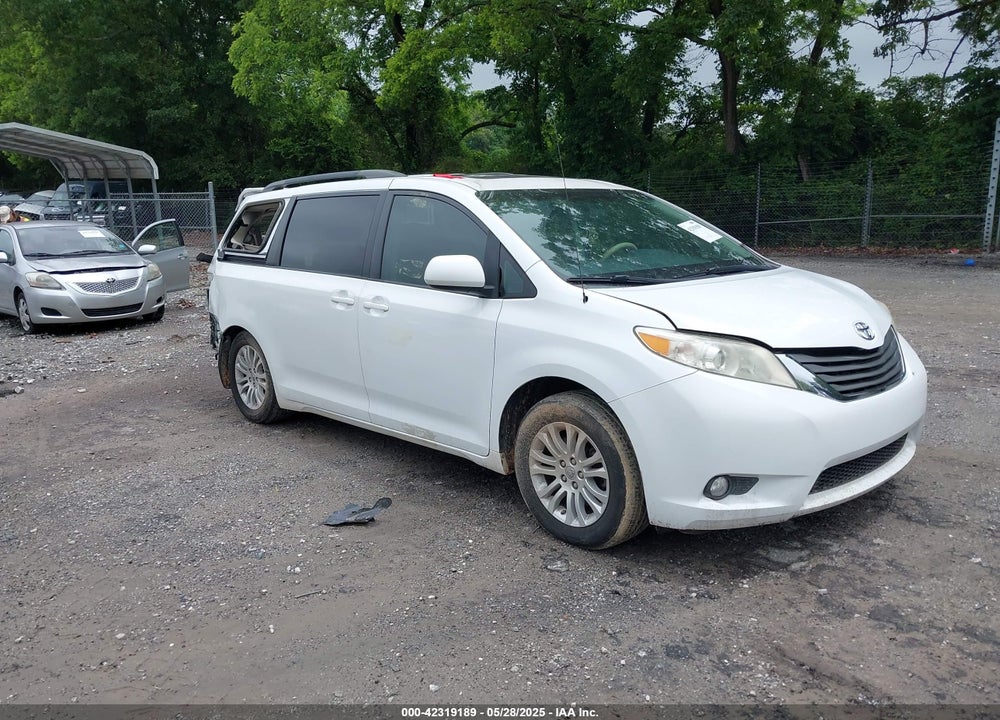 2014 TOYOTA SIENNA XLE V6 8 PASSENGER VIN: 5TDYK3DC3ES442911