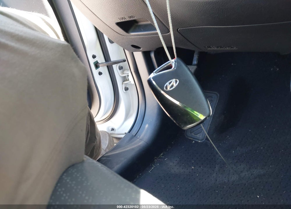 2013 HYUNDAI SANTA FE VIN: 5XYZU3LA1DG109200