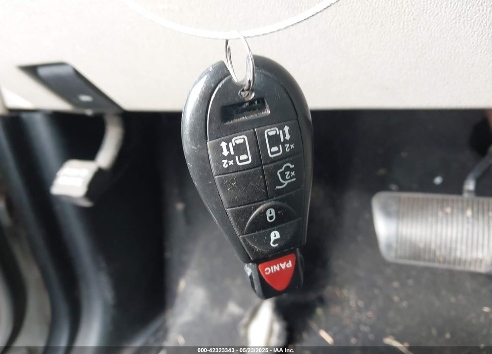 2011 DODGE GRAND CARAVAN CREW VIN: 2D4RN5DG8BR748617