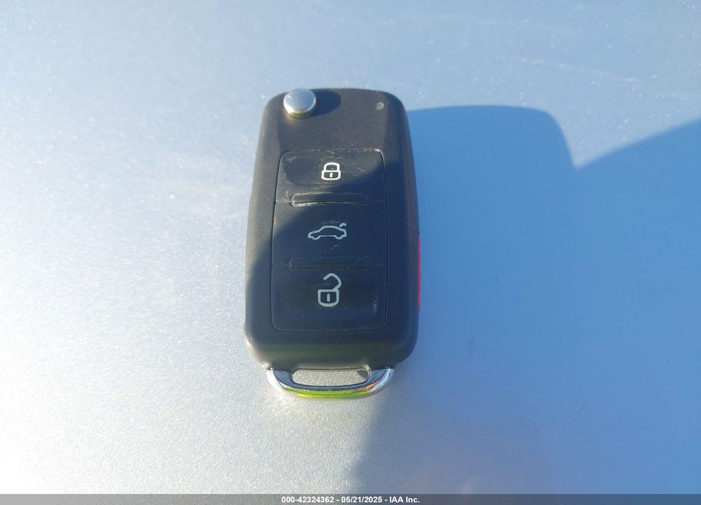 2013 VOLKSWAGEN BEETLE 2.0L TDI VIN: 3VWJL7AT1DM626511