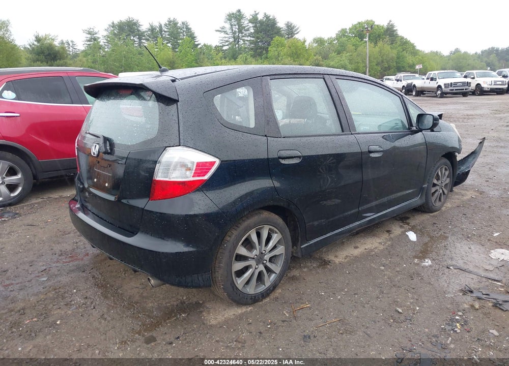 2013 HONDA FIT SPORT VIN: JHMGE8H51DC011106