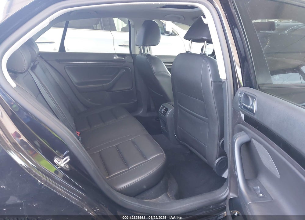 2010 VOLKSWAGEN JETTA VIN: 3VWRA7AJ1AM095491