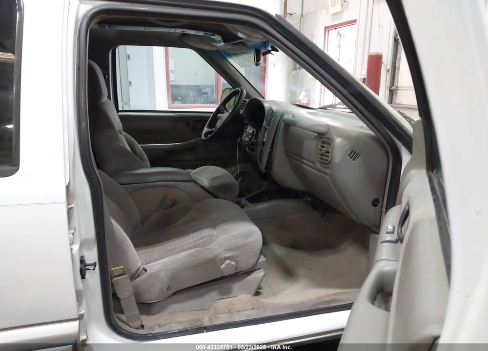 1999 CHEVROLET BLAZER LS VIN: 1GNDT13W2X2105918