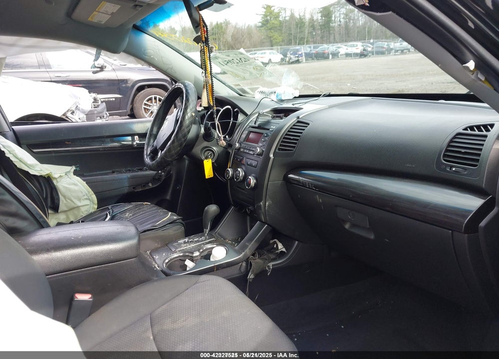 2011 KIA SORENTO VIN: 5XYKTDA28BG069832