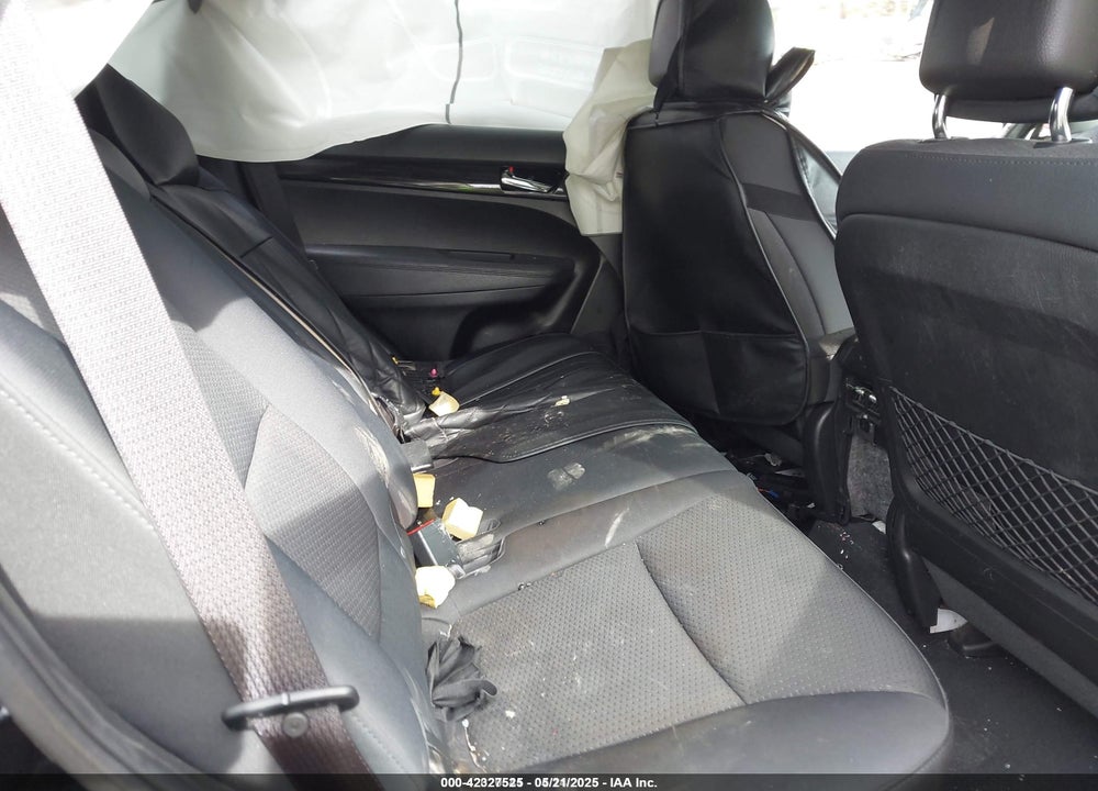2011 KIA SORENTO VIN: 5XYKTDA28BG069832