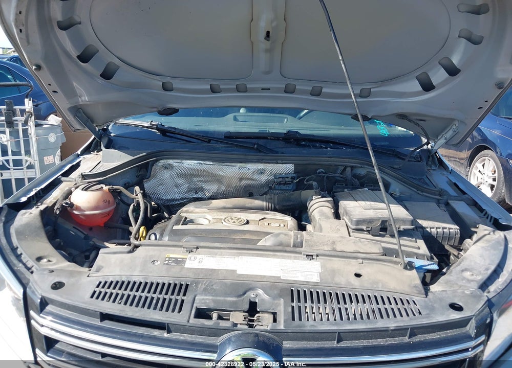 2017 VOLKSWAGEN TIGUAN VIN: WVGSV7AX1HW510439