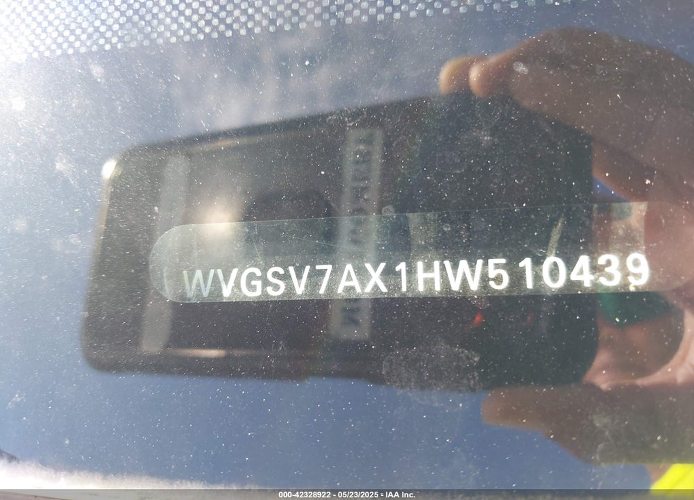 2017 VOLKSWAGEN TIGUAN VIN: WVGSV7AX1HW510439