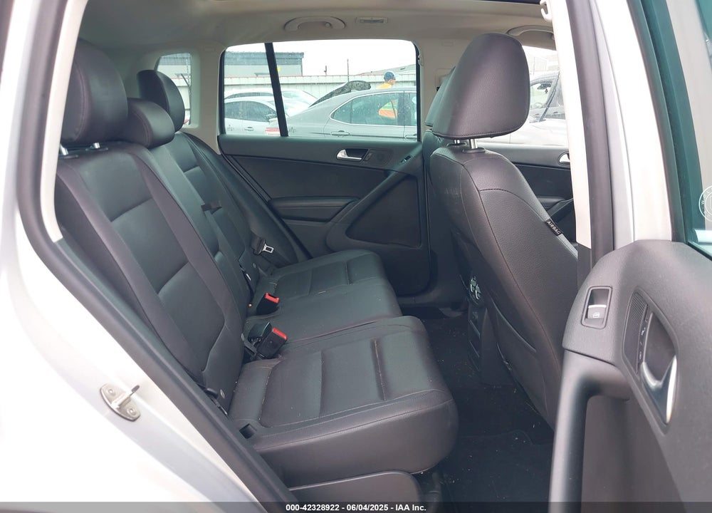 2017 VOLKSWAGEN TIGUAN VIN: WVGSV7AX1HW510439