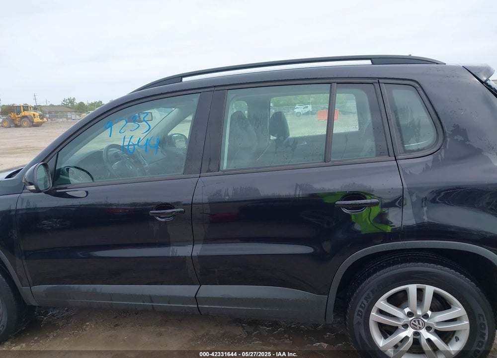2016 VOLKSWAGEN TIGUAN VIN: WVGAV7AX0GW519952