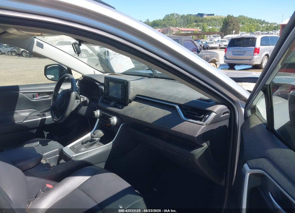 2019 TOYOTA RAV4 XLE VIN: JTMW1RFV0KD008769