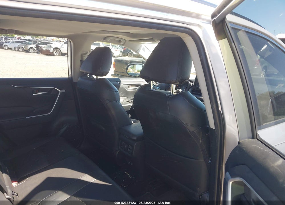 2019 TOYOTA RAV4 XLE VIN: JTMW1RFV0KD008769