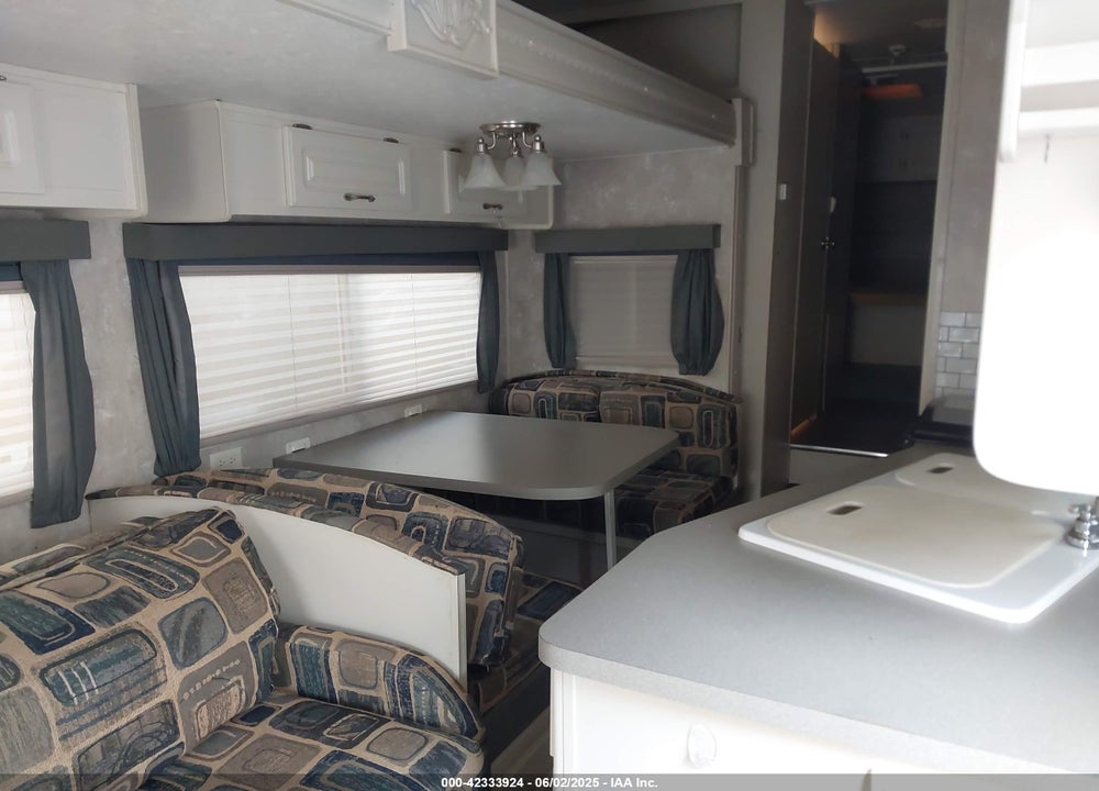 2004 CROWN COACH OTHER VIN: 1TC3B054243102119