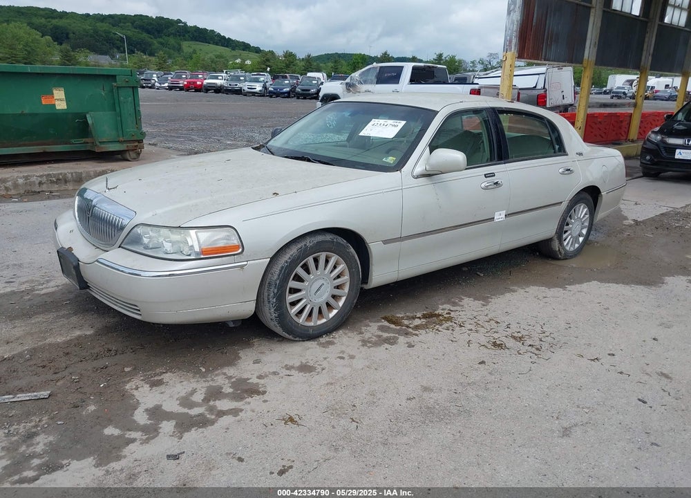 2005 LINCOLN TOWN CAR VIN: 1LNHM82W35Y654826