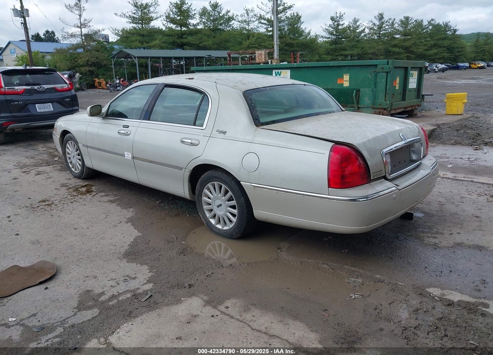 2005 LINCOLN TOWN CAR VIN: 1LNHM82W35Y654826