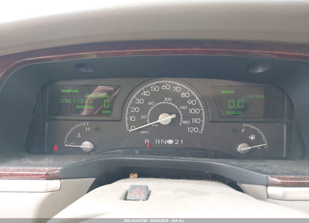 2005 LINCOLN TOWN CAR VIN: 1LNHM82W35Y654826