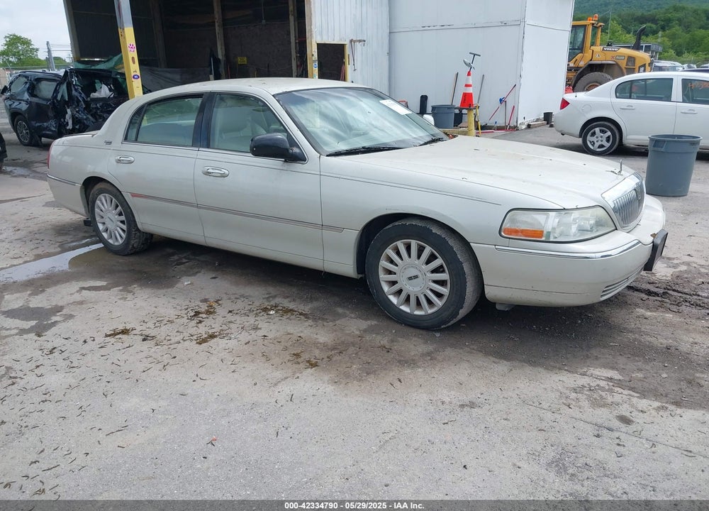 2005 LINCOLN TOWN CAR VIN: 1LNHM82W35Y654826