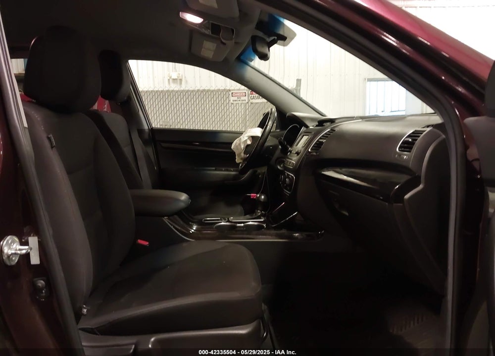 2014 KIA SORENTO LX VIN: 5XYKTCA67EG541133
