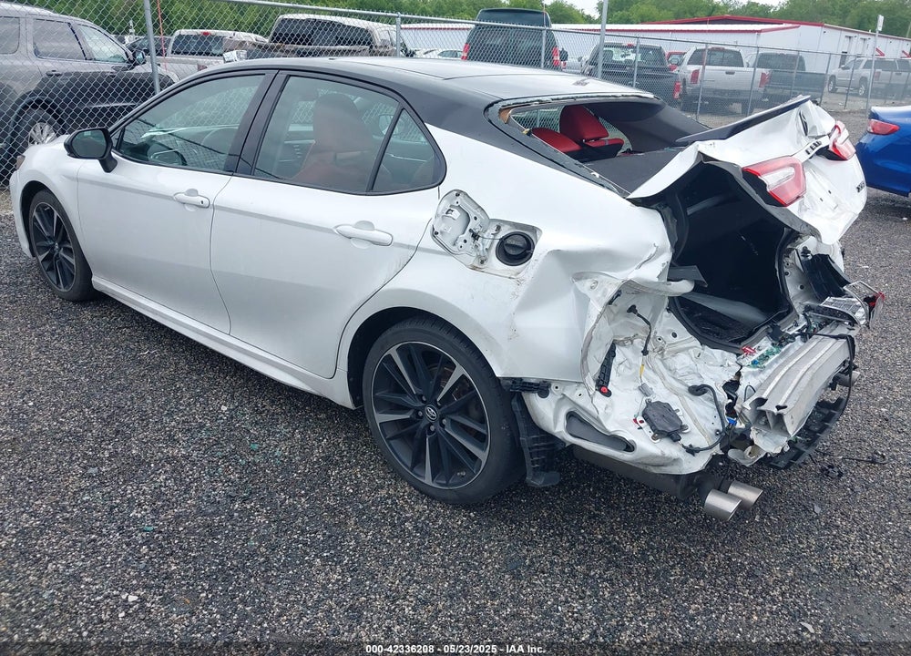 2018 TOYOTA CAMRY VIN: 4T1B61HK1JU077100