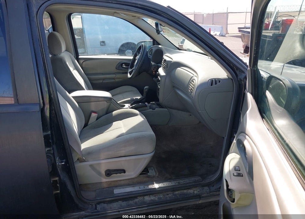 2005 CHEVROLET TRAILBLAZER LS VIN: 1GNDT13S752159452