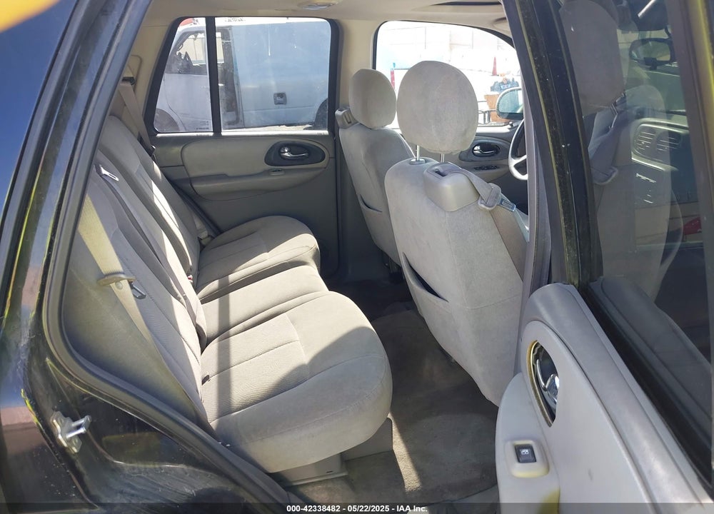 2005 CHEVROLET TRAILBLAZER LS VIN: 1GNDT13S752159452