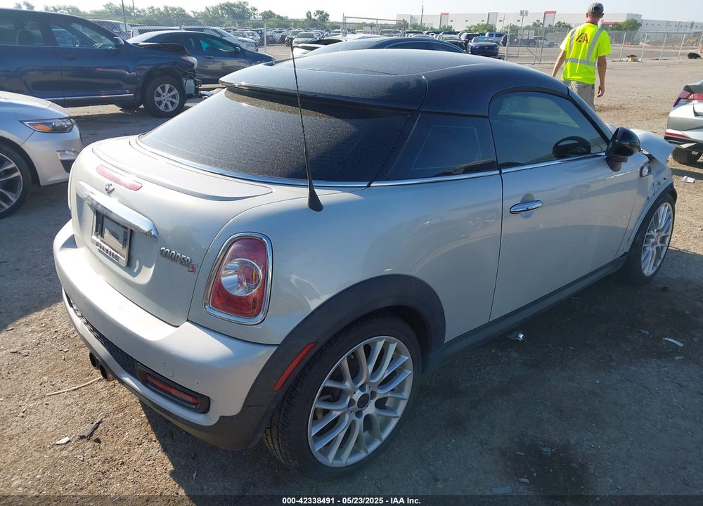 2012 MINI COOPER S VIN: WMWSX3C52CT465571