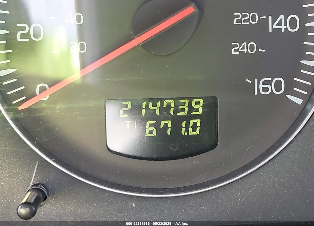 2002 VOLVO V70 XC VIN: YV1SZ58D421080106