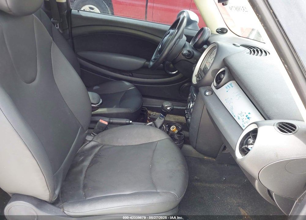 2011 MINI COOPER VIN: WMWSU3C58BT251157