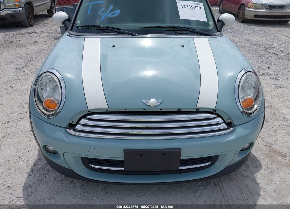 2011 MINI COOPER VIN: WMWSU3C58BT251157