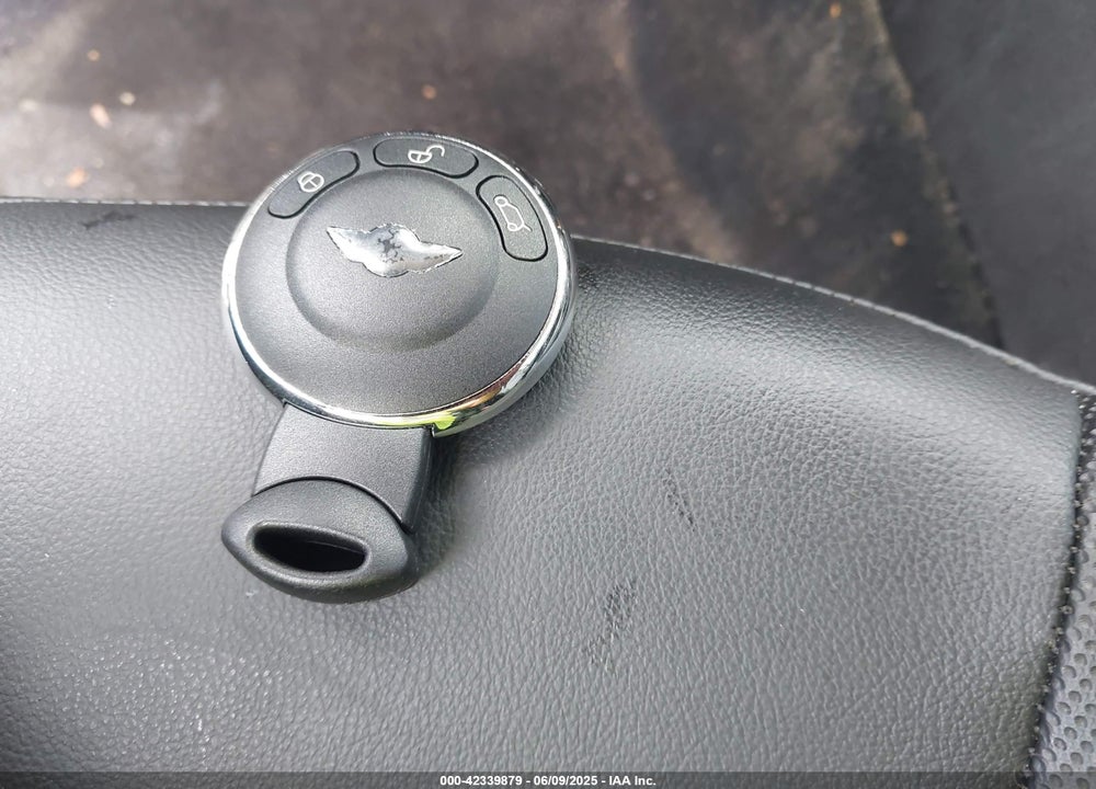 2011 MINI COOPER VIN: WMWSU3C58BT251157