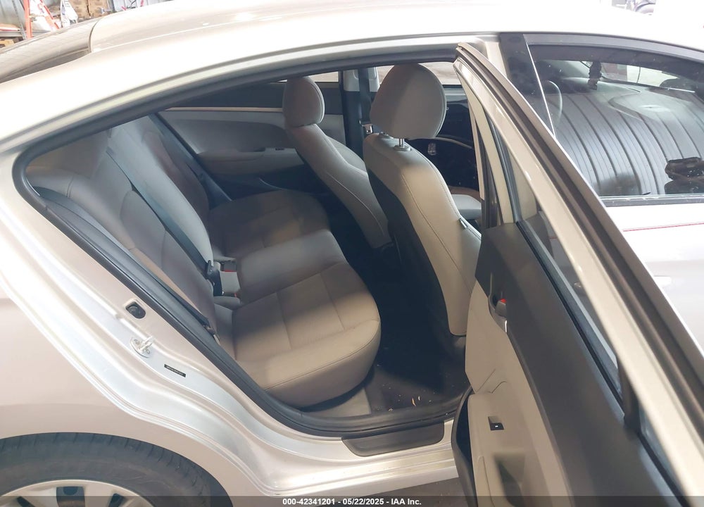 2019 HYUNDAI ELANTRA VIN: 5NPD74LF1KH473223