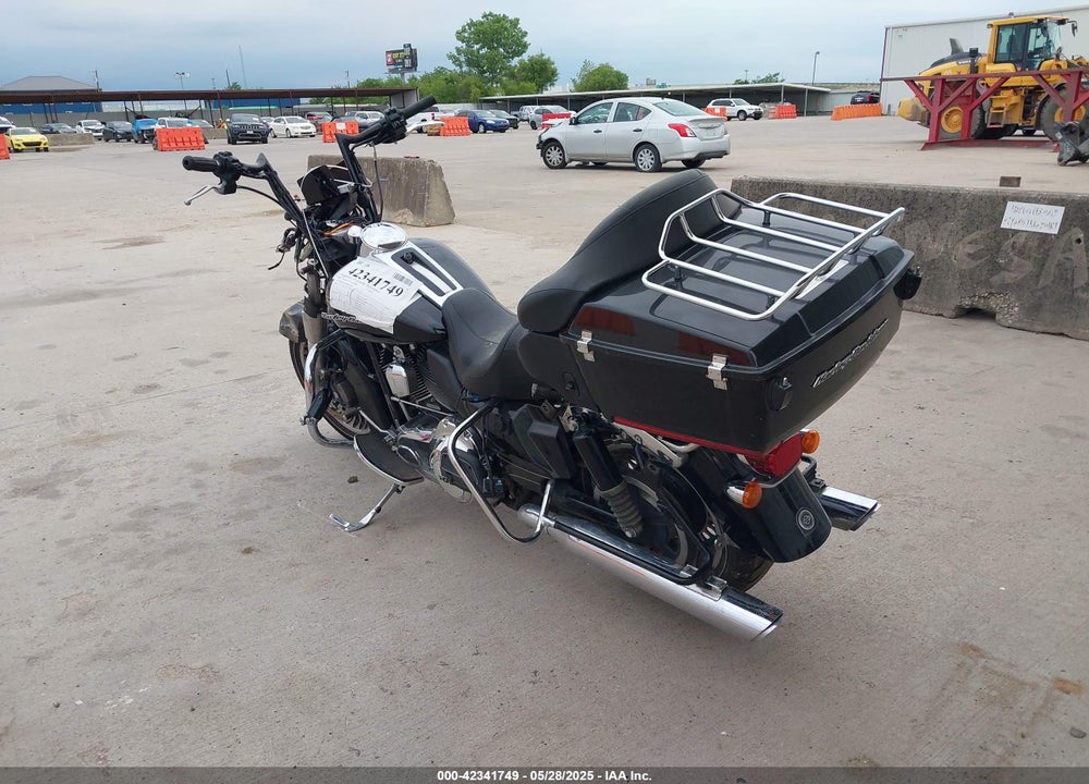2011 HARLEY-DAVIDSON FLTRU VIN: 1HD1KGM19BB667813
