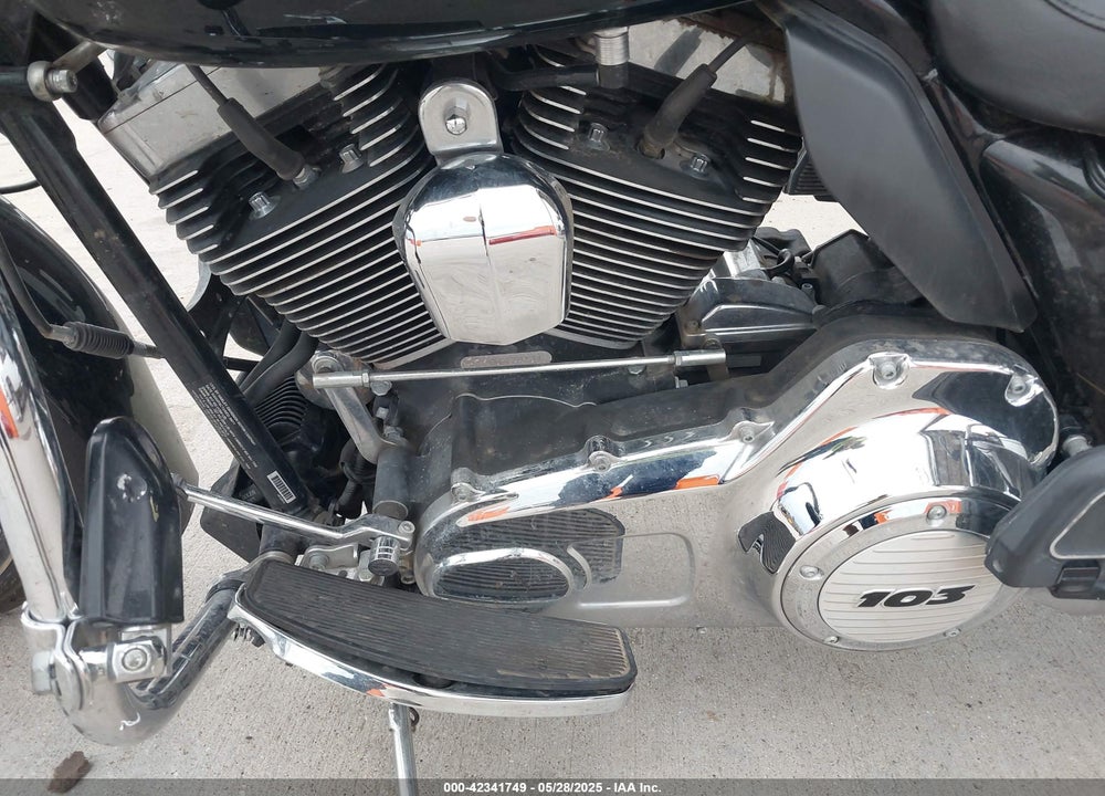 2011 HARLEY-DAVIDSON FLTRU VIN: 1HD1KGM19BB667813